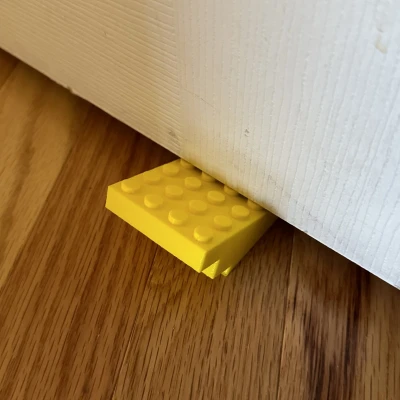 Giá đỡ cửa hình khối xây đang tan chảy