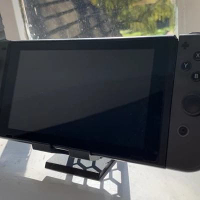 Giá đỡ điện thoại cấu trúc tổ ong có chỗ sạc