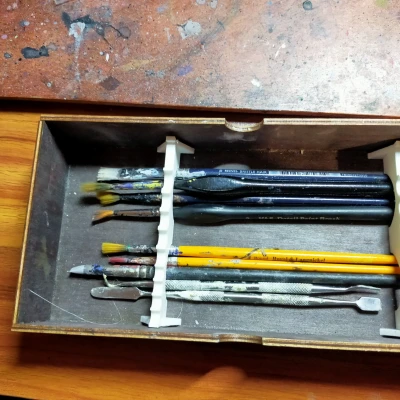 Giá đỡ và tổ chức cọ vẽ trong hộp 103mm