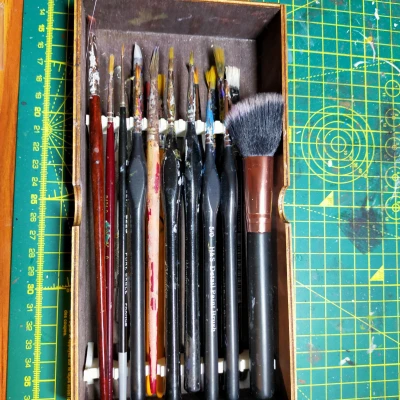 Giá đỡ và tổ chức cọ vẽ trong hộp 103mm