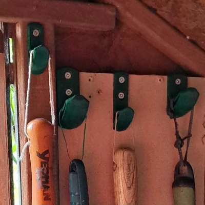 Giá treo dụng cụ làm vườn cho nhà kho