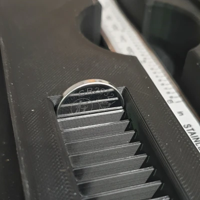 Kệ Giữ Thước Kẹp Gridfinity - 4u x 2u x 4u - Có Chỗ Chứa Pin LR44 & CR2032