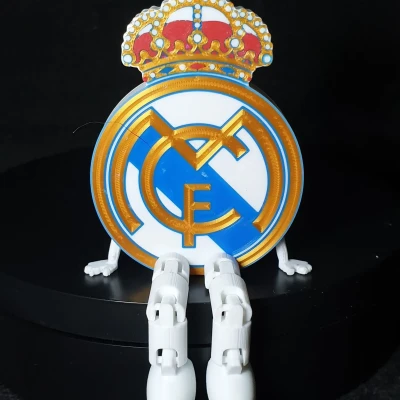 Khiên Real Madrid CF có chân co giãn