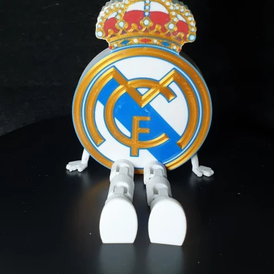 Khiên Real Madrid CF có chân co giãn