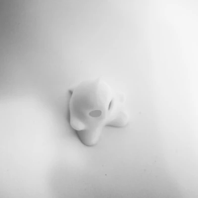 Ma nhỏ mũm mĩm với đôi mắt to và tư thế thân thiện