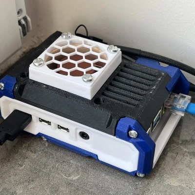 Vỏ Raspberry Pi 4 với lỗ ren M3 và chèn nhiệt