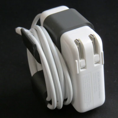 Bộ tổ chức cáp cho bộ chuyển đổi nguồn Apple 67W (tham số)