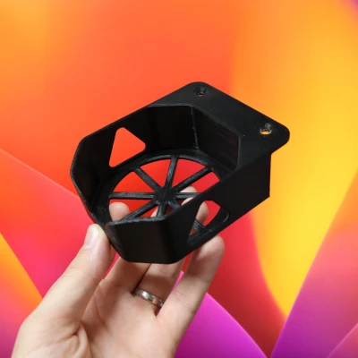 Một ốc vít khác trên giá đỡ cốc