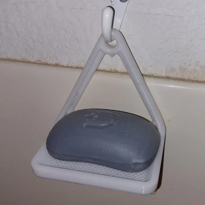 Món xà phòng để treo trên một cái móc tường.