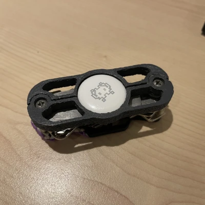 Người giữ Airtag Key (Kim cảm hứng bằng dao của Quân đội Thụy Sĩ) xoay với bản dựng trong Grip