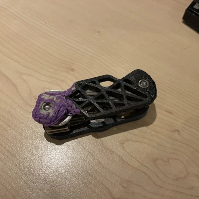 Người giữ Airtag Key (Kim cảm hứng bằng dao của Quân đội Thụy Sĩ) xoay với bản dựng trong Grip