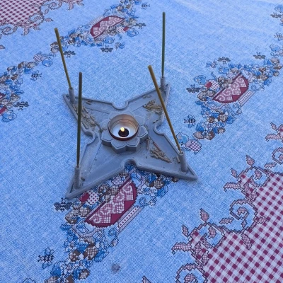 Người đốt nhang với ngọn nến Phật