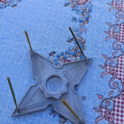 Người đốt nhang với ngọn nến Phật