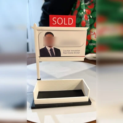 Thẻ kinh doanh bất động sản đứng