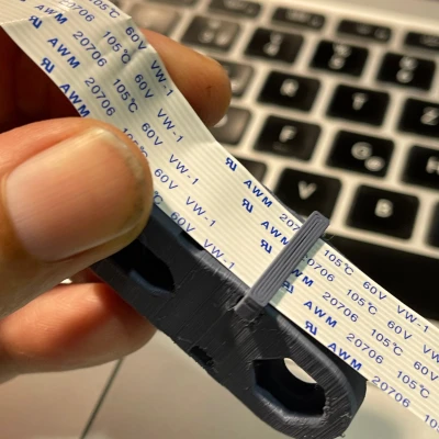 Clip để giữ cáp phẳng tại chỗ