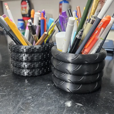 Người giữ bút chì lốp xe máy