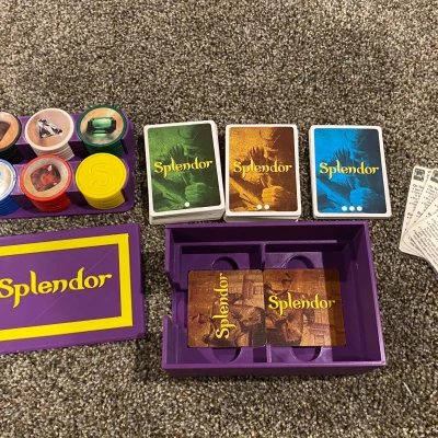 Tuy nhiên, một hộp huy hoàng khác