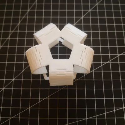 Bệ nhỏ với chân có thể uốn cong