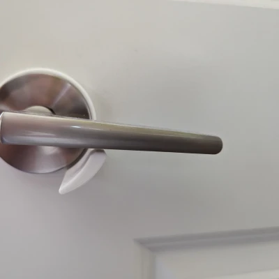 Khóa trẻ em cho tay nắm cửa cần