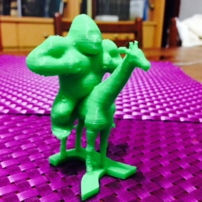 Gorilla cưỡi một con hươu cao cổ trên thư