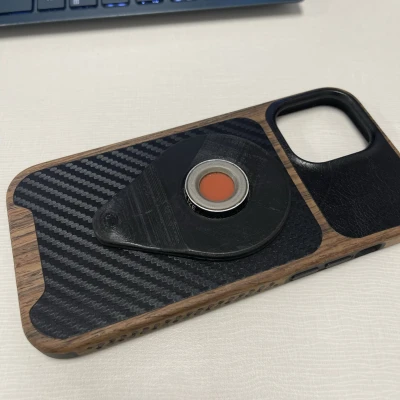 iPhone 12, và lên magsafe để gắn kết.