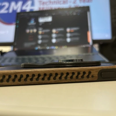 iPhone 12, và lên magsafe để gắn kết.