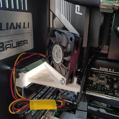 Quạt 6cm cho VRM và chipset bằng cách sử dụng khung khe PCIe.