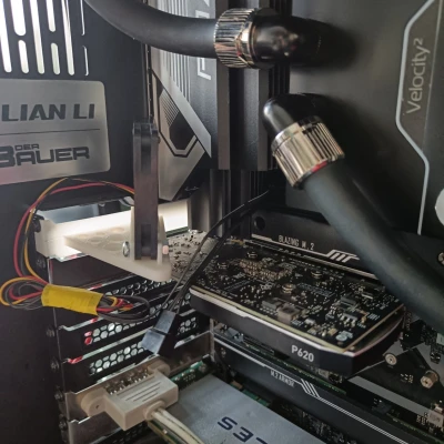 Quạt 6cm cho VRM và chipset bằng cách sử dụng khung khe PCIe.