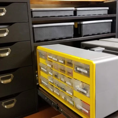 Người tổ chức IKEA Alex với kệ cho hộp lưu trữ