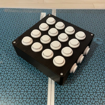 Bộ điều khiển MIDI macro/4x4. Được cung cấp bởi Raspberry Pi Pico.