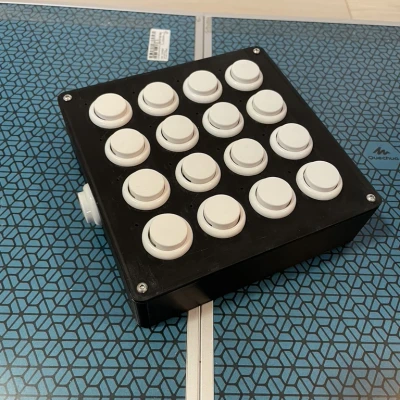 Bộ điều khiển MIDI macro/4x4. Được cung cấp bởi Raspberry Pi Pico.