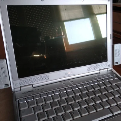 Nhà ở bên ngoài cho máy tính xách tay cũ