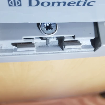 Thay thế cần khóa cửa cho tủ lạnh cắm trại