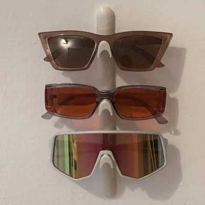 Giá treo tường giữ kính