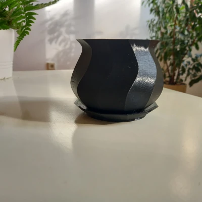 Nồi thực vật xoắn ốc với khay nhỏ giọt.