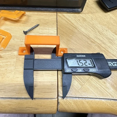 Núi bảo vệ Surge - vít quầy