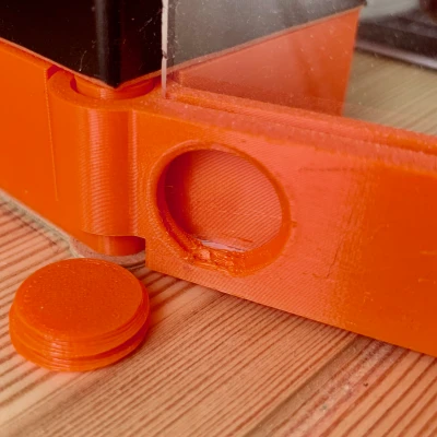 Thiếu bản lề và núm khóa