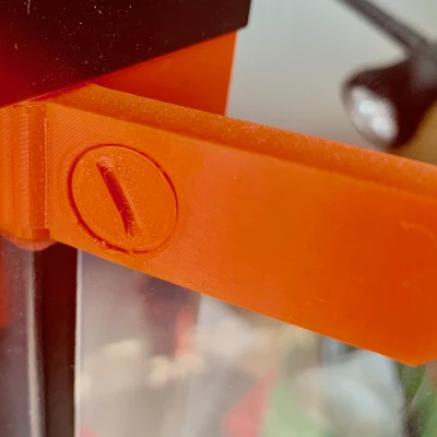 Thiếu bản lề và núm khóa