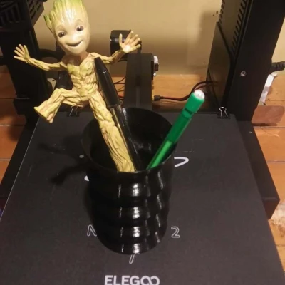 Bình lượn sóng (bút chì có thể)