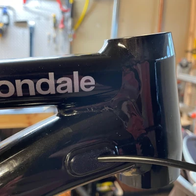 TPU grommet cho định tuyến cáp bên trong trên khung xe đạp Cannondale.