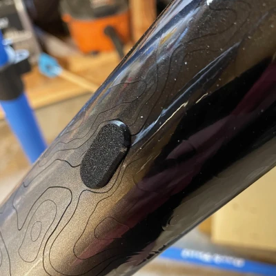 TPU grommet cho định tuyến cáp bên trong trên khung xe đạp Cannondale.