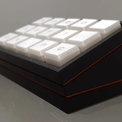 Bảng điều khiển ExtenDeck với phần cứng và keycap Cherry MX
