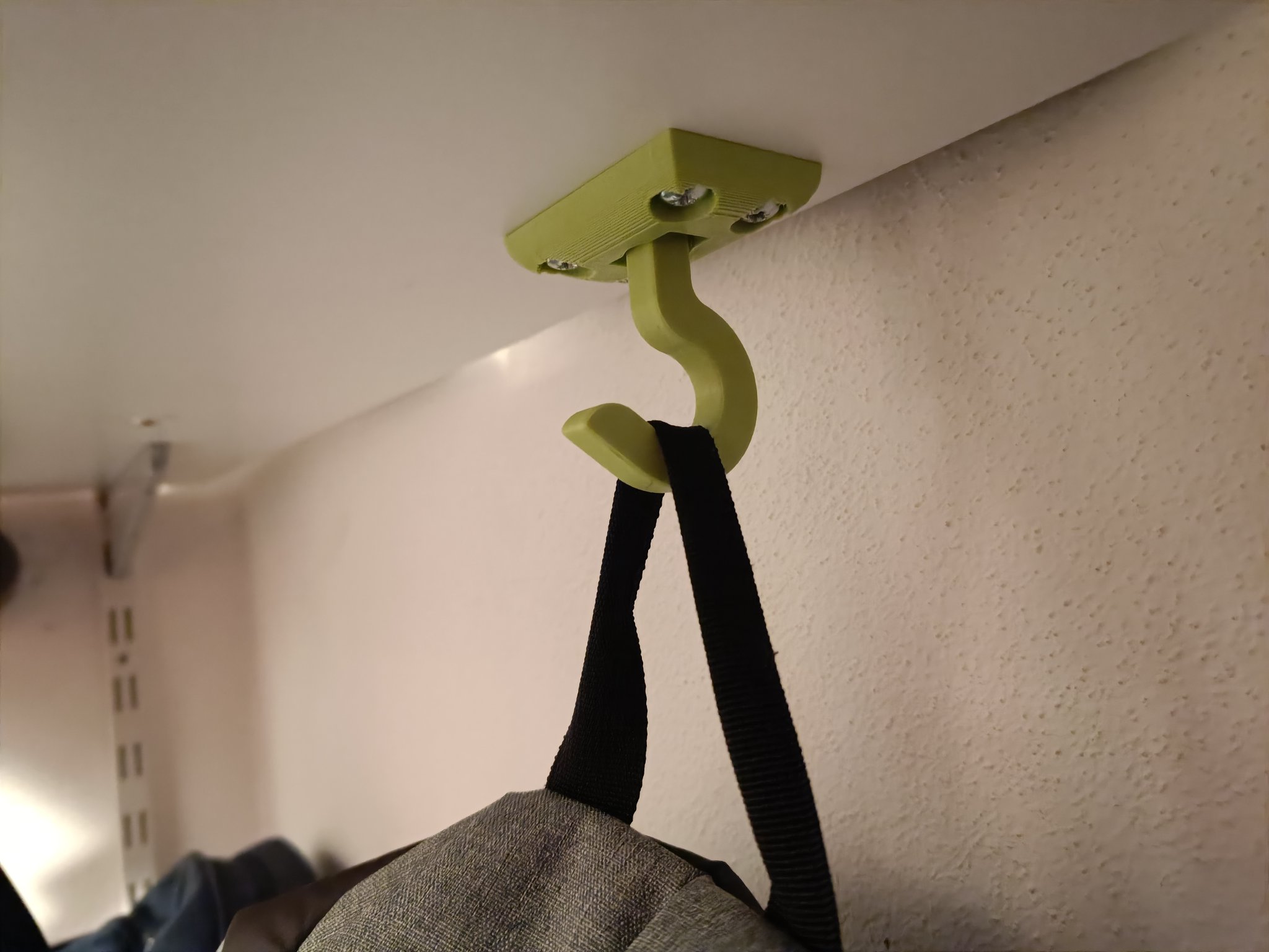 Giá treo túi dưới kệ với thiết kế linh hoạt