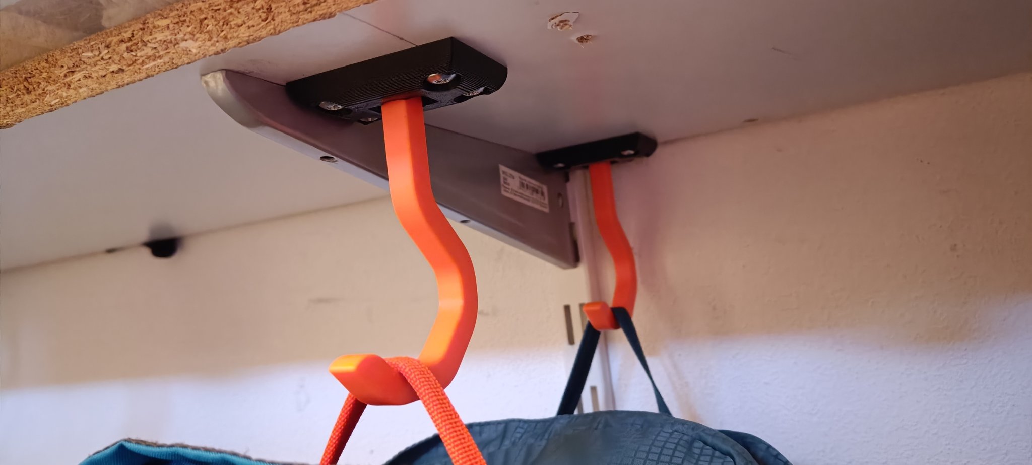 Giá treo túi dưới kệ với thiết kế linh hoạt