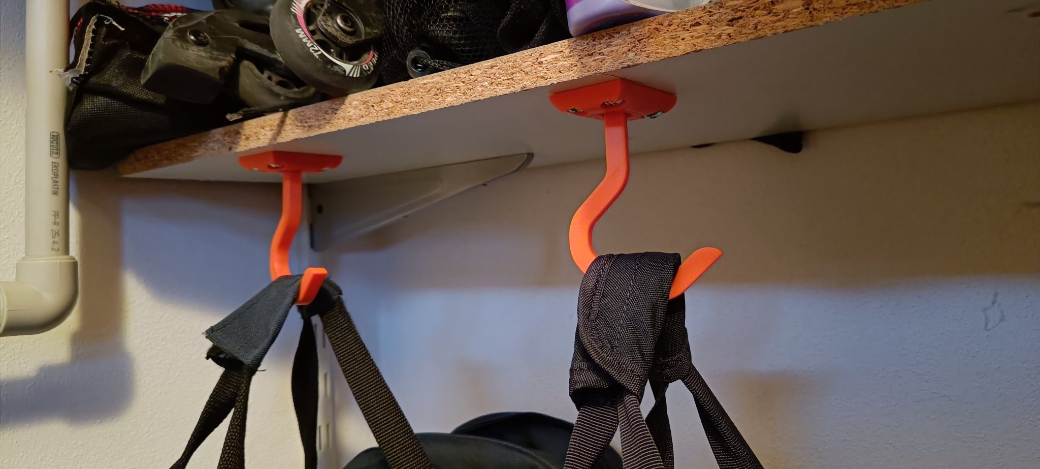 Giá treo túi dưới kệ với thiết kế linh hoạt