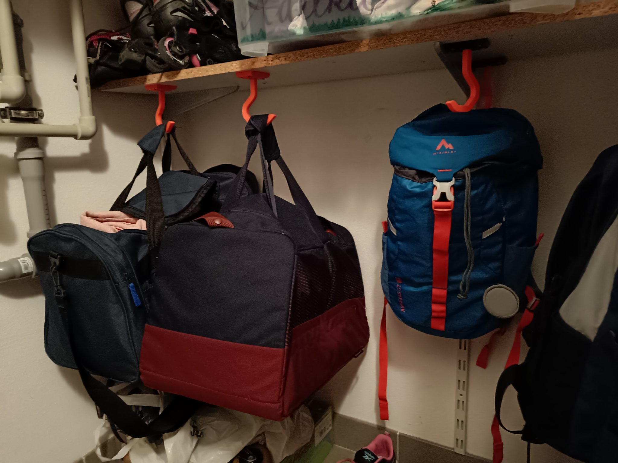 Giá treo túi dưới kệ với thiết kế linh hoạt