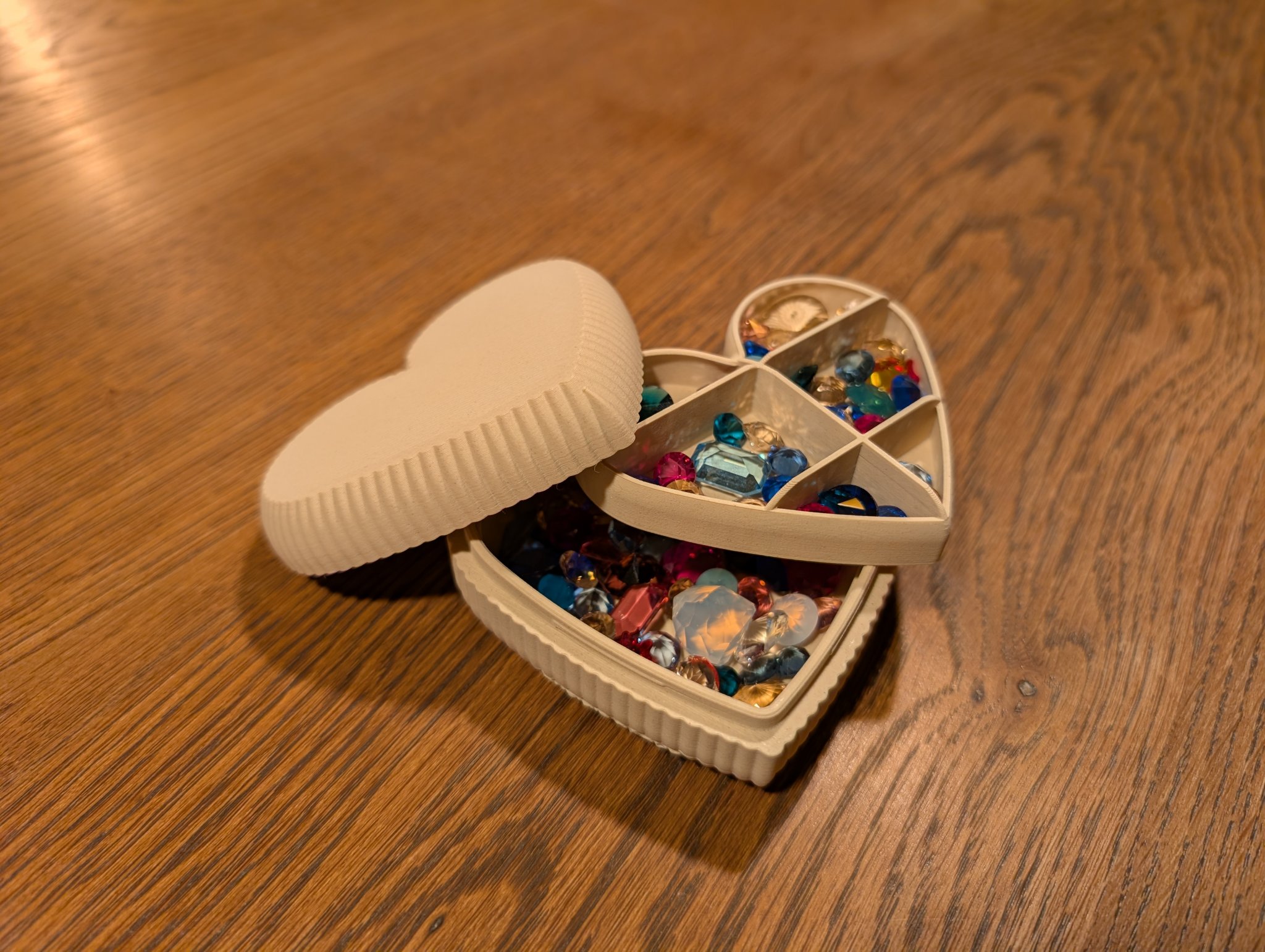 Hộp trang sức hình trái tim Cupid’s Cache hấp dẫn