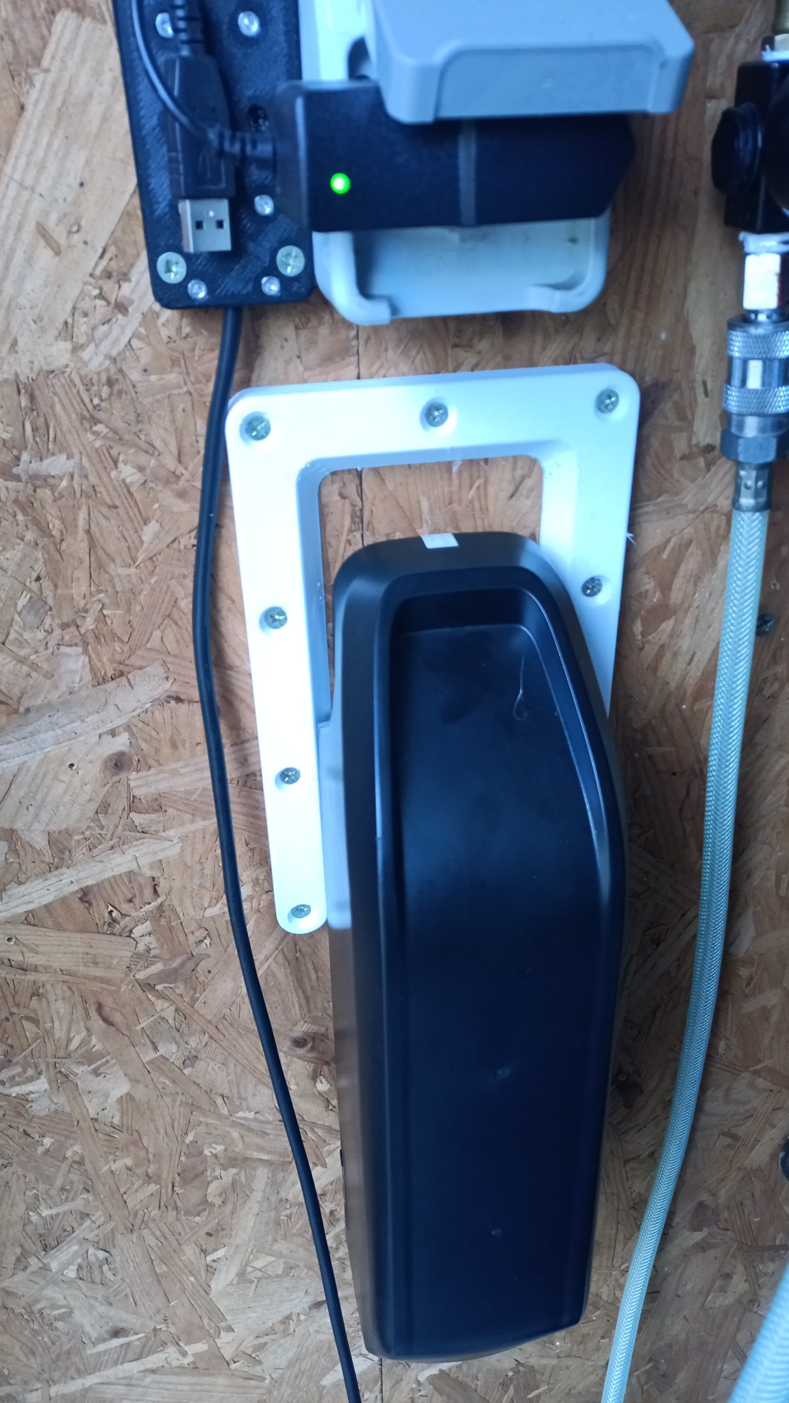 Giá đỡ pin xe đạp điện gắn tường tiện lợi