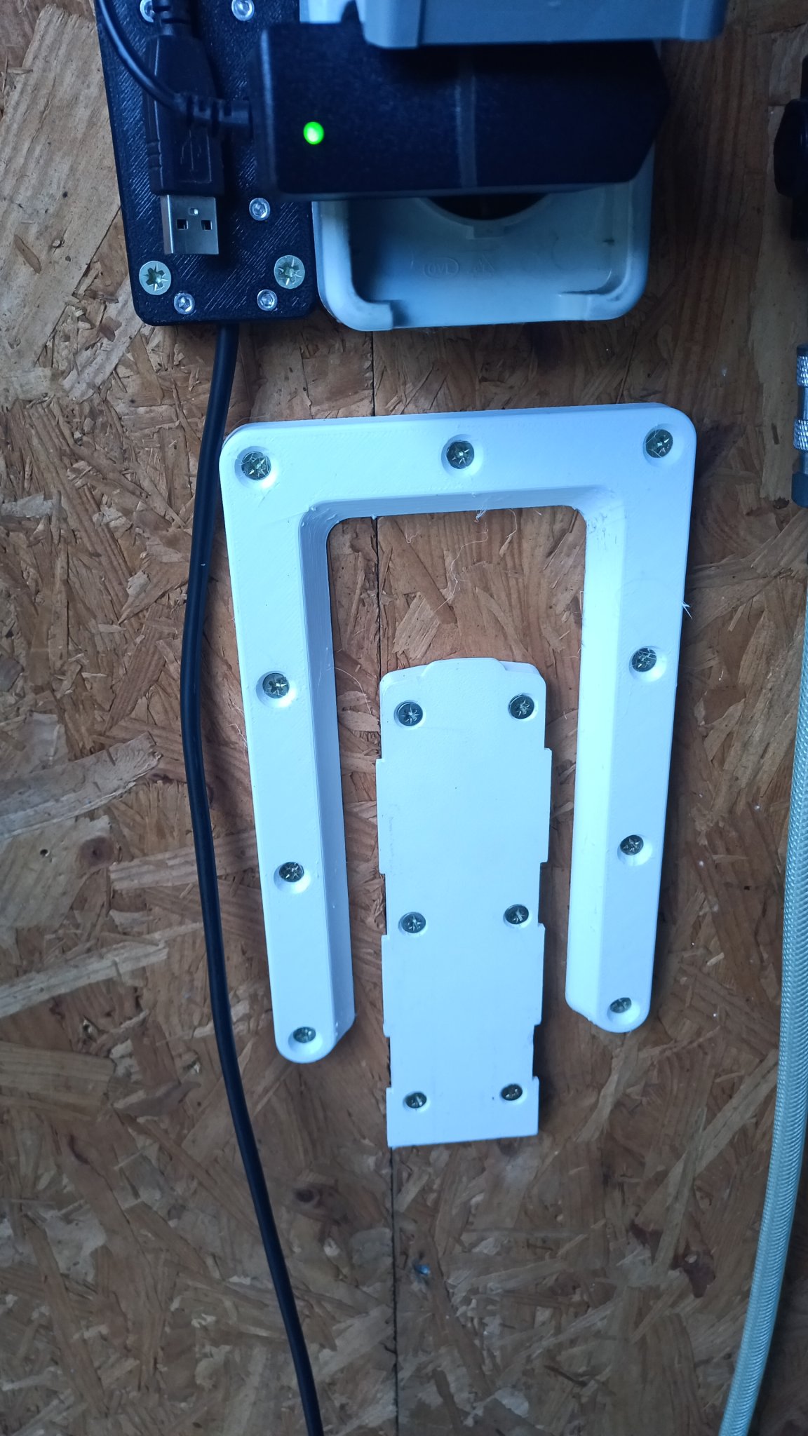 Giá đỡ pin xe đạp điện gắn tường tiện lợi