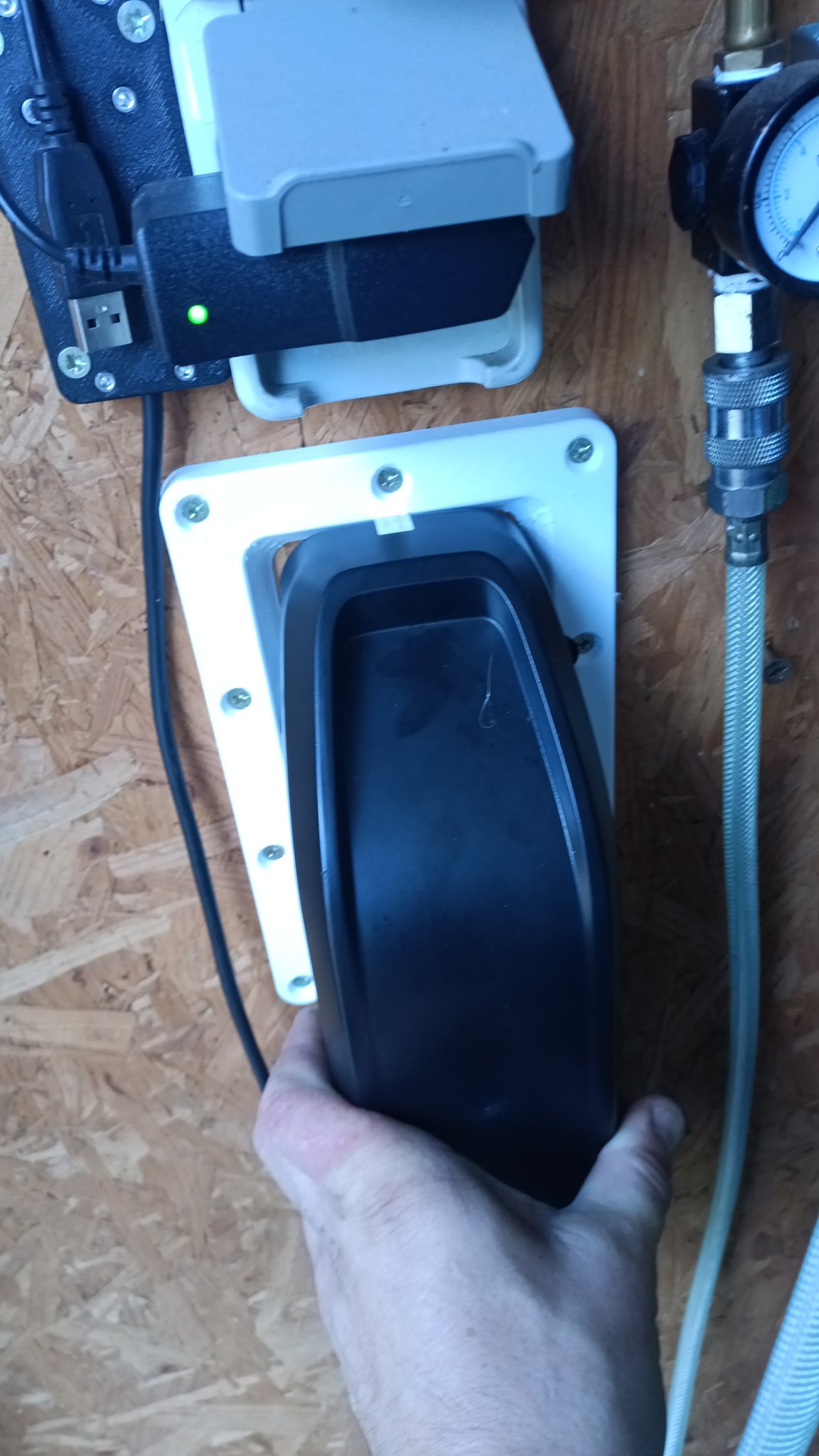 Giá đỡ pin xe đạp điện gắn tường tiện lợi